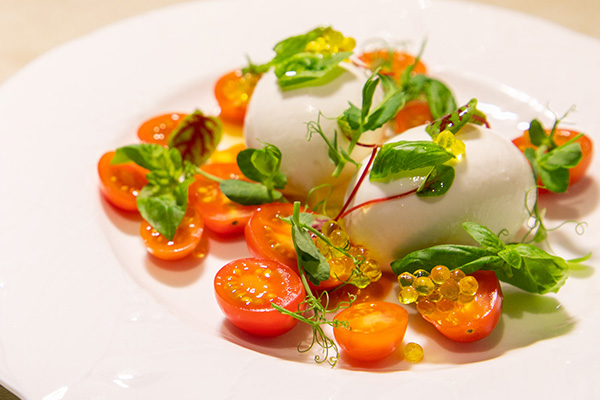 自家製チーズのカプレーゼ