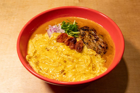 OSMICトマトの粗挽ハンバーグ トリュフチーズオムレツトマトラーメン