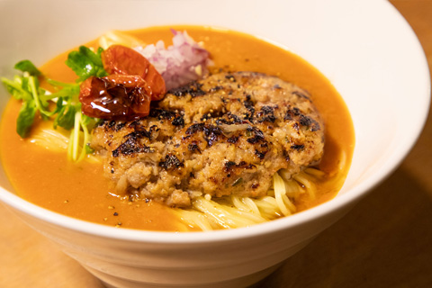 OSMICトマトの粗挽ハンバーグトマトラーメン